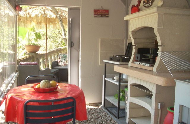 Habitación independiente con jardín, piscina en casa tradicional.
