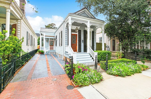 Separate-Entrance Exclusive Use Guest Suite--steps to Magazine St. & St. Charles