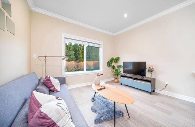 separate entrance large 1 bedroom suite