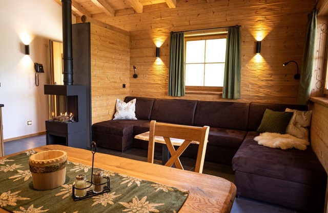 "sepperl Alm" für 4-6 Personen, 2 Separate Schlafzimmer, Terrasse mit Bergblick, Whirlpool, Infrarotliegen