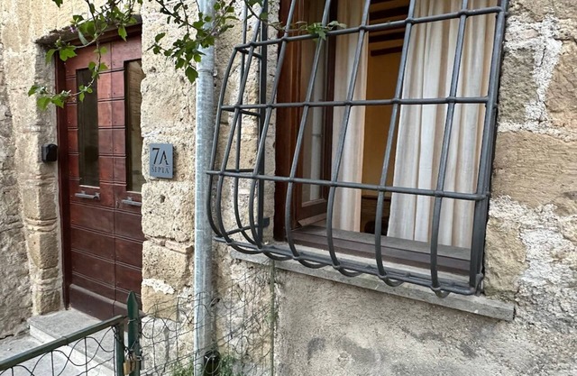 Septà - Pittoresca Casa Vacanze nel Centro Storico Vista Lago, Piccolo Giardino