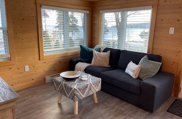 Coastal Breeze Cottage-Steps to St. Margaret's Bay