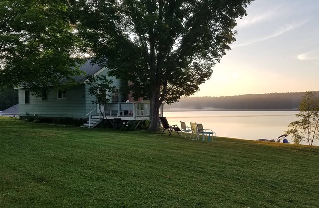 Escapada frente al lago con vistas panorámicas del Lago Damariscotta dentro y por fuera!