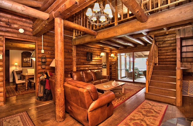 ¡Cabina de verano impresionante para grupos grandes! Chimenea, jacuzzi y pases para piscina!