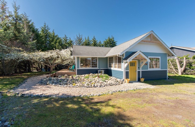 Sequim Escape w/ Gas Grill & Deck, Walk to Beach!
