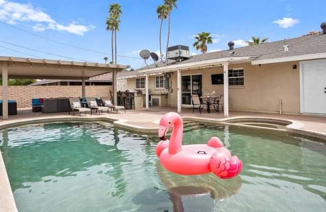 HEATED POOL+FIRE PIT! WALK TO OLD TOWN! SLEEPS 16!