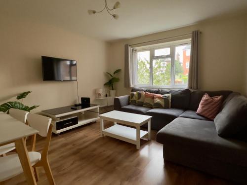 Serene 2 Bedroom Flat Free Off-Street Parking Large SUV Close to Tube