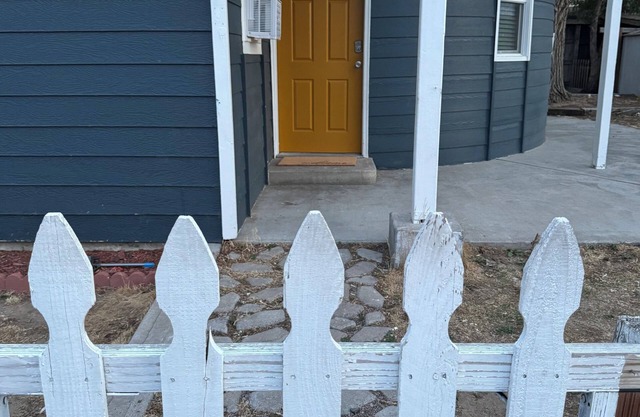 Serene 2-bedroom house with WiFi in Commerce City