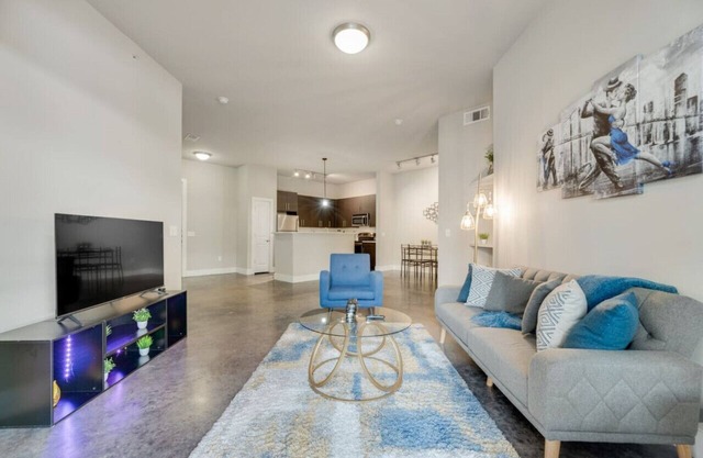 Serene 2BR I Pool I Gym I Free Parking I Workspace