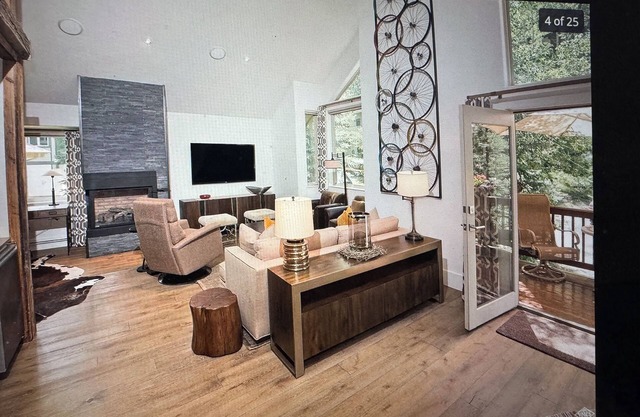 Serene 3-bedroom 3.5 bath house with hot tub and parking next to the bus stop!
