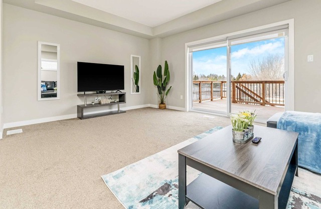 Serene 3BR Home - Pond View, Sun Deck!