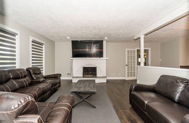Serene 4BR house w/ Hot tub, Lake, Billiards & BBQ