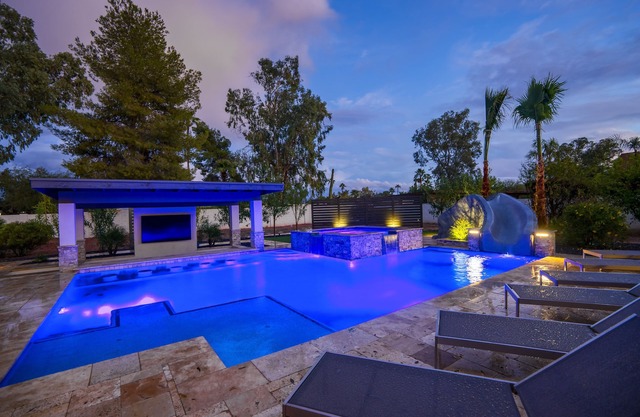 Bellamente renovada casa de 7 habitaciones en el centro de Scottsdale. Piscina increíble !!