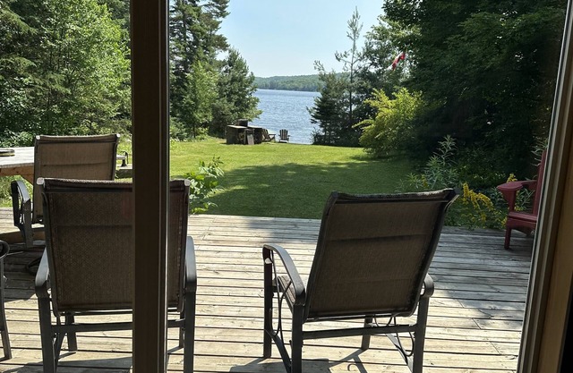 Serene Buck Lake Muskoka Cottage- year round- boat -fish-Ski- Snowmobile- ATV-