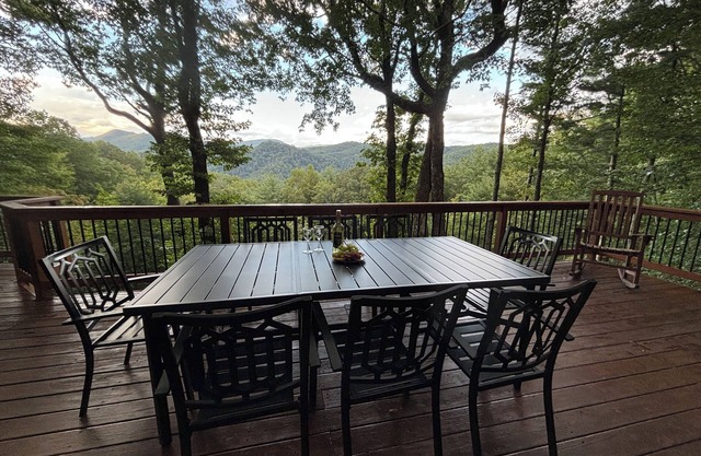 Serene Cabin - Sleeps 8, 3 BR, 3 BA, magnificent VIEWS, family and pet friendly