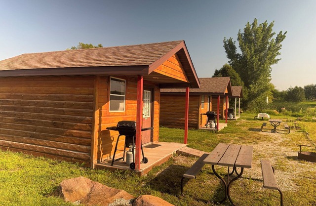 Serene Cabin w/ Paddle Boats, Kids Activities & Fishing Pond, Ideal for Families