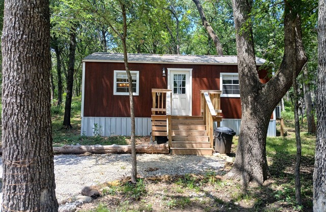 Serene cabin with AC in charming Kingston