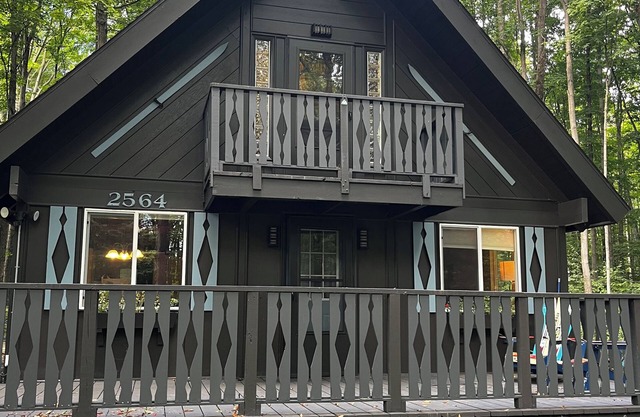 Serene chalet with fire pit, hot tub and barrel sauna in Shanty Creek