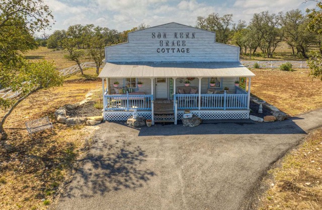 Serene Cottage with patio 10 min from DT Comfort