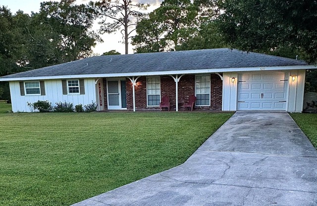 Serene and cozy 3 BR, 2 BA home, King Suite, DOGS WELCOME. Back porch w swing