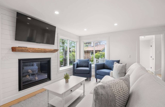 Serene, Cozy, Waterfront, 3 Mi to Downtown!