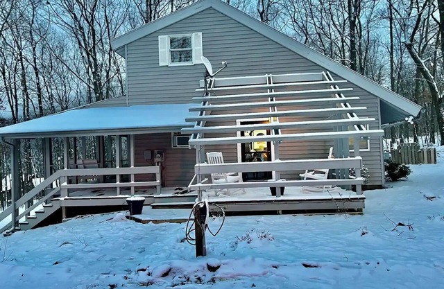 Serene, Family & Dog Friendly Modern Cabin- Less than 15 mins from the Lake