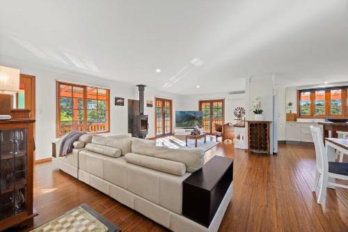 Serene Farm Stay, Modern 3BD, Central Tilba near Mystery Bay! Pets OK