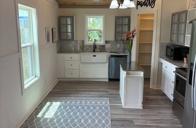 Serene farmhouse with AC in New Ulm Tx - 3 bedrooms