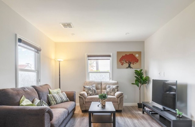 Serene Gem in LA: 4 Bedrooms with a Walk-In Closet, Streaming Options, High-Speed Internet, and Front Yard Oasis.