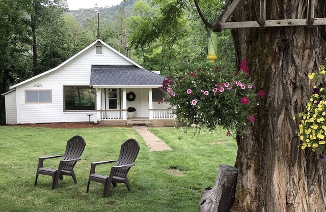 Serene Historic Cabin, Nine Acre Estate, Just Off I-5
