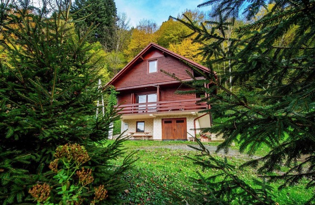 Serena casa de vacaciones en Doluš con jardín privado