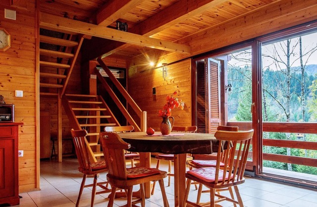 Serena casa de vacaciones en Doluš con jardín privado