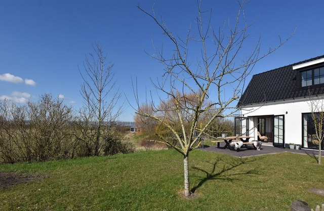 Serena casa de vacaciones en Nieuwvliet con jardín