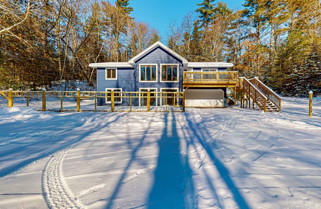 Serene Home w/ large fenced in yard, jetted tub, WIFI, near Lakes & Trails