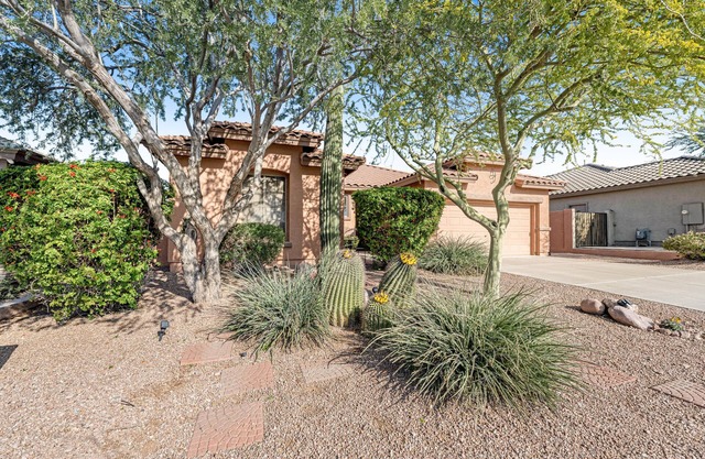 Serene home with mountain views, enclosed yard, patio, grill & AC - near golf