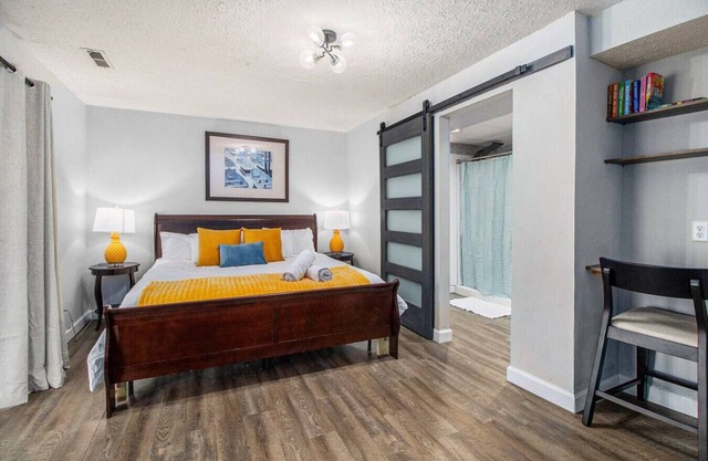 Serene King Suite on Gull Lake