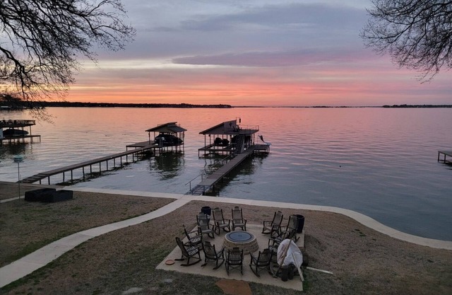Serene lake life bungalow. Get away and find your whoosah!!