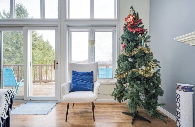 Serene Lakefront Escape | Soaring Ceilings & Wildlife Views
