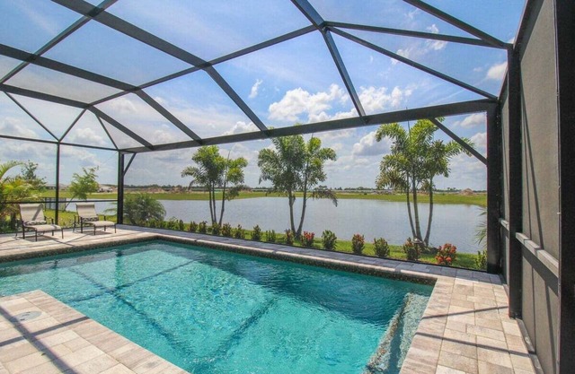 Serene lakefront pool home in Lorraine Lakes - Coral Paradise