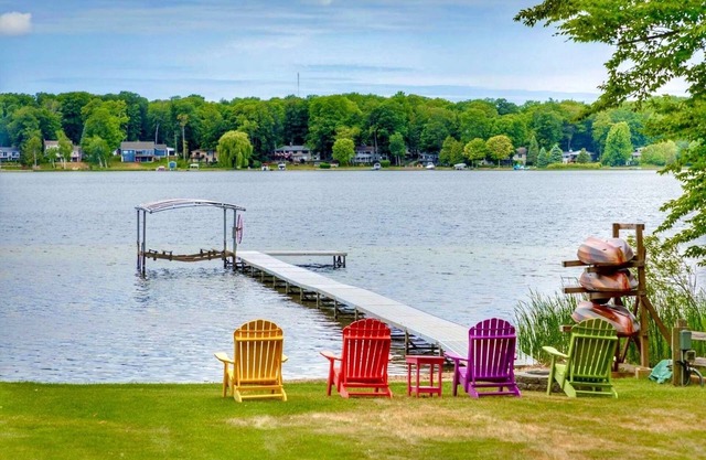 Serene Lakehouse - Private Beach, Kayaks, Pickleball, various games, and near TC