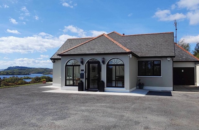 Serene Lakeside 4-bedroom house in Cornamona