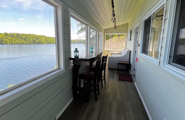 Serene Lakeside Retreat: The Crow Lookout Cottage on Crow Lake