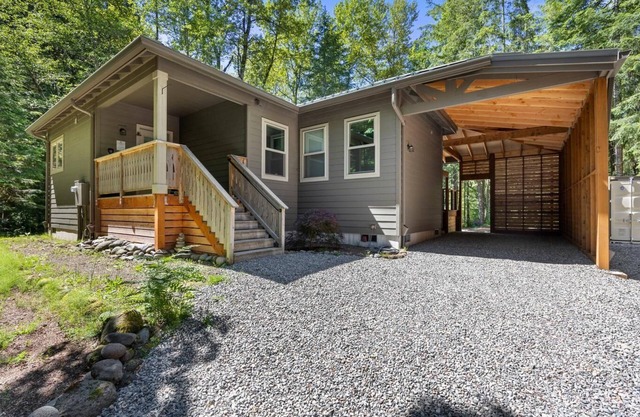 Serene Leilani Cottage along the Sandy River, hot tub, BBQ, dogs welcome