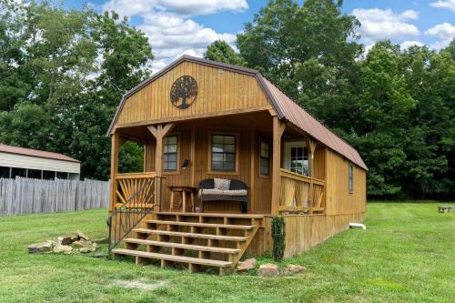 Serene Loft Cabin with Outdoor Grill and Fire Pit in Creal Springs, Illinois