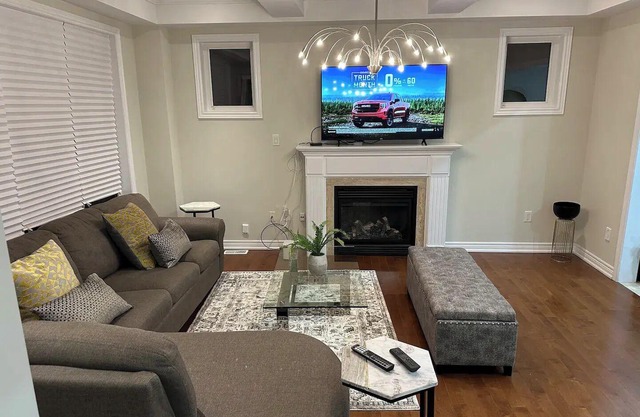 Serene & Modern ~ 10min to Downtown ~ Yard ~ Pkg!