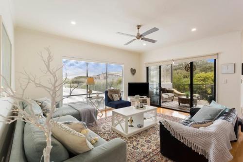 Serene Modern Beach Escape 3 Bed 2 Bath