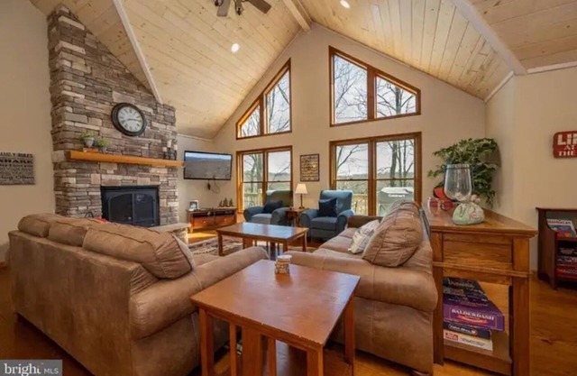 Serene Mountain Escape: Hot Tub, Foosball, Views