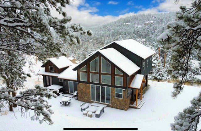 Serene Mountain Luxury-King beds & private Hot tub