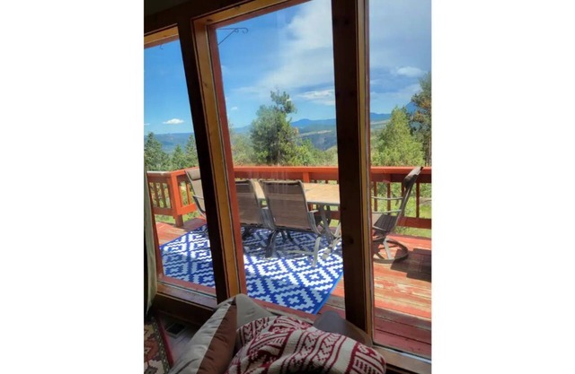 Serene Mountain Retreat-Hot Tub, Fire Pit, Views! Sleeps 6, 1 dog welcomed