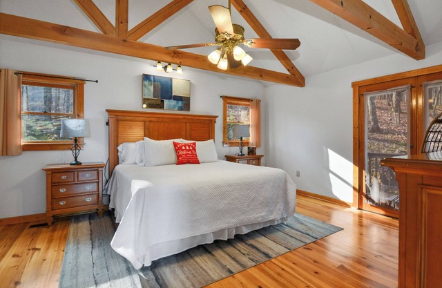 Serene Mountain View Retreat. Pool, Firepit & Hot tub, Fireplace Dogs Welcome!